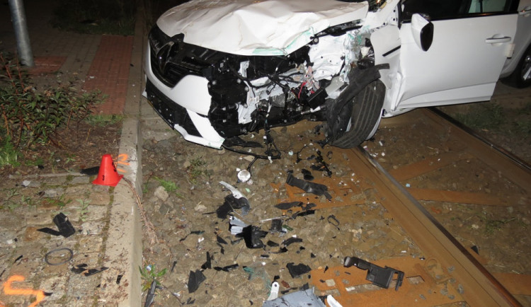 Mladík, který ukradl v Hrádku autobus, toho má na triku mnohem víc. Zdemoloval auto za skoro půl milionu