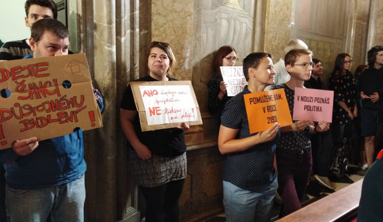 Stovka lidí přišla žádat o navýšení bytů