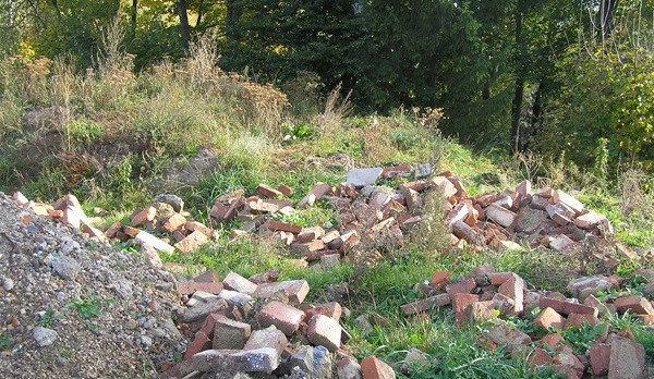 Za dorovnávání pozemku nepovoleným odpadem dostal podnikatel pokutu 250 tisíc