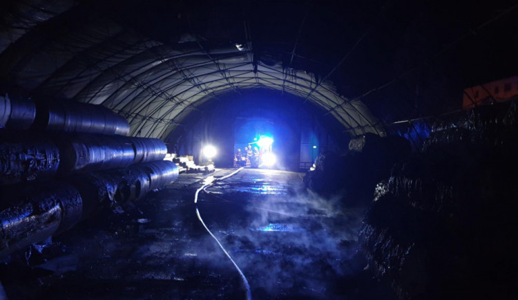 Ve dvě ráno hořelo ve skladovací hale, zasahovalo pět jednotek hasičů