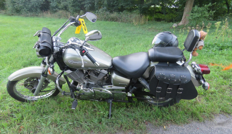 Motorkář havaroval v Janově, skončil v jablonecké nemocnici