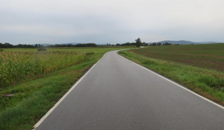 Řidič srazil chlapce na kole, zraněnému cyklistovi nepomohl a z místa ujel