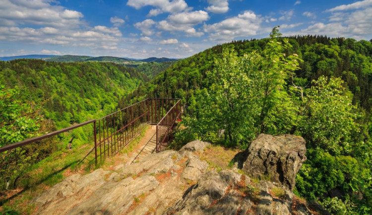 TIP NA VÝLET: Výhled z Krkavčí skály je jako z pohádky