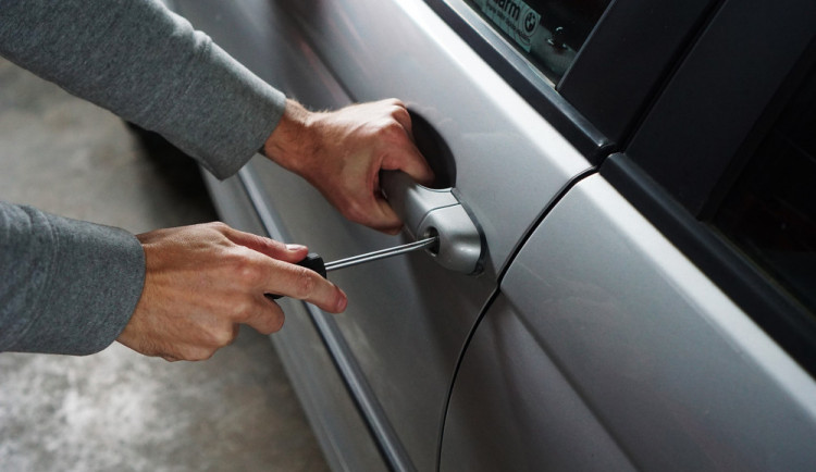 DRBNA RADILKA: Jak ochránit svoje auto před zloději?
