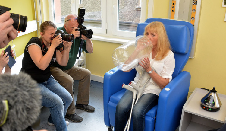 Pacientka používá vaporizér v nemocnici u sv. Anny