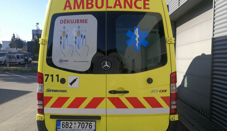 Záchranáři budou nálepkami na sanitkách upozorňovat řidiče, jak udělat záchrannou uličku