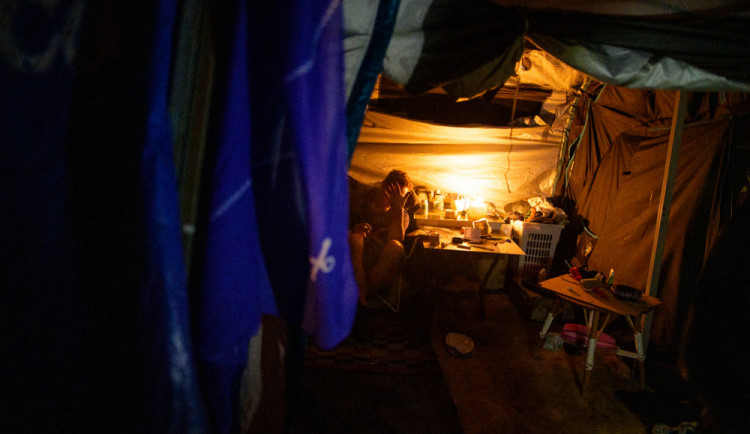 VIDEO: Den s městskou policií: Noční návštěva squatu a opilec, který měl co dělat sám se sebou