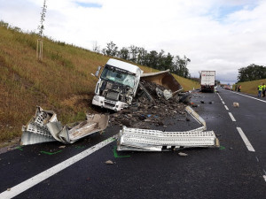 FOTO: Tragický začátek týdne. Na Znojemsku se srazily dva kamiony, jeden řidič na místě zemřel