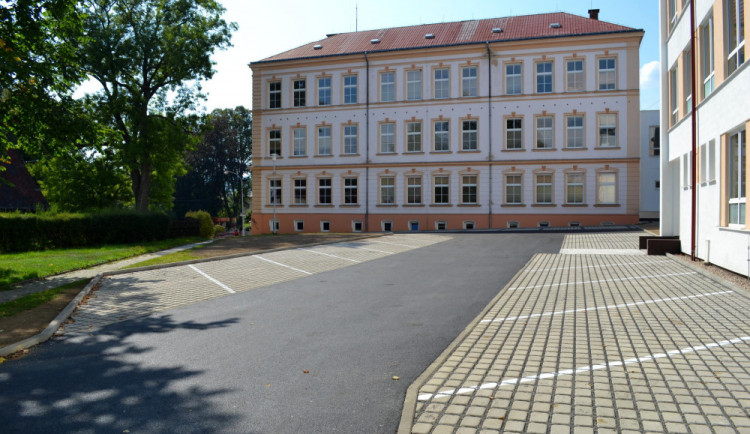 Ve Vraťáku teď zaparkujete lépe. Je tu přes dvacet nových míst pro auta