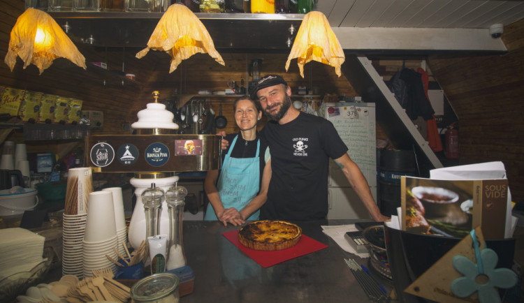 Jde to i jinak. Jizerskohorský stánek bourá představy o rychlém stravování