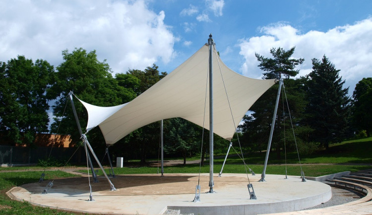 Altán stojí v parku u Anthroposu