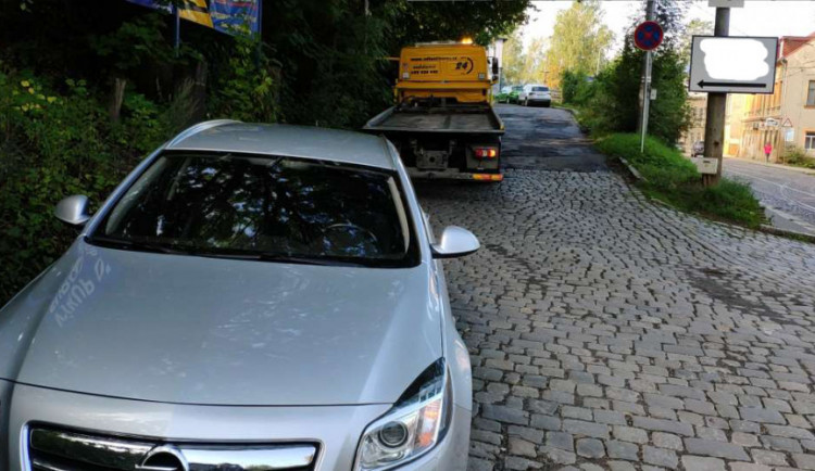 Prorazil kolo o výmol, je viník město, nebo řidič? Zatím není jasno