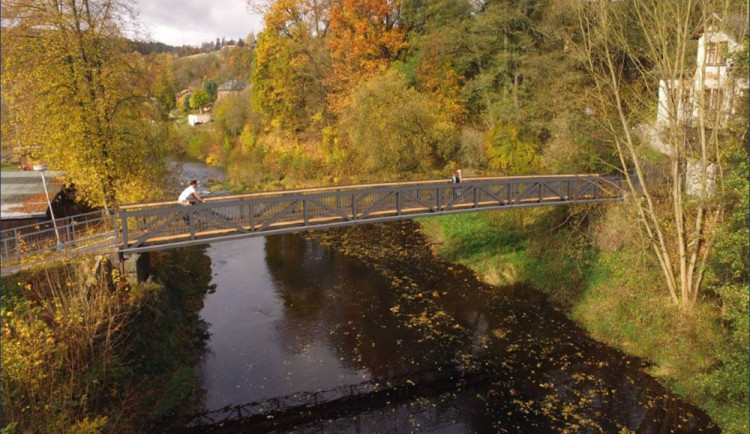 Starou lávku v Bítouchově nahradí nová. Bude sloužit pěším i cyklistům
