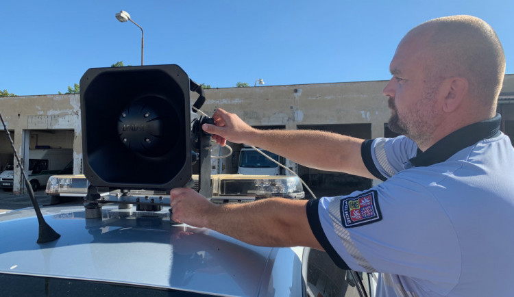 VIDEO: Policisté mají nové vybavení pro krizové situace, nechybí akustický systém a lezecké vybavení