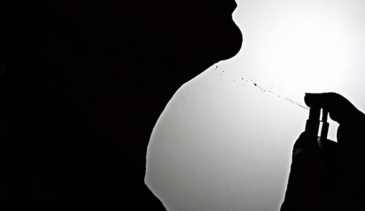 Zloděj ukradl v drogérii dvacet šest voňavek.