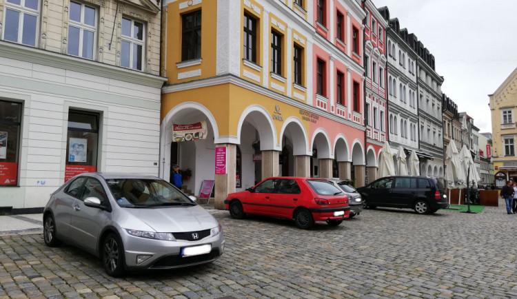 Stává se z Benešáku parkoviště? Zastavují tu nejen zásobovací auta