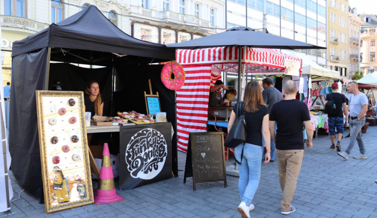 Návštěvníci mohli vybírat dobroty z mnoha stánků.