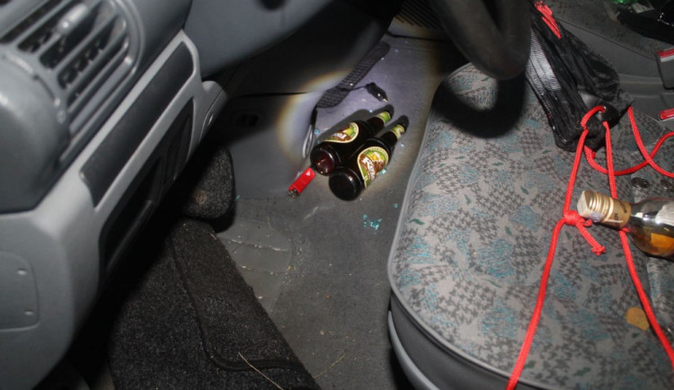 Muž opřel automobil o plot areálu.