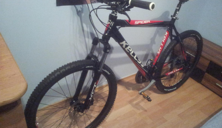 Majiteli někdo ukradl ze sklepa kolo, policie prosí veřejnost o pomoc