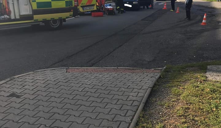 V Desné došlo ke srážce osobáku s chodkyní, doprava byla řízena kyvadlově