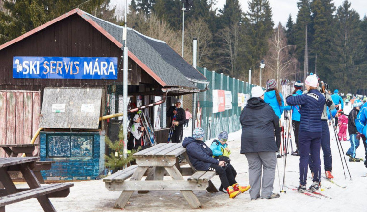 Běžkaři se mohou radovat. O dostatek sněhu na bedřichovském stadionu se postará nová technika