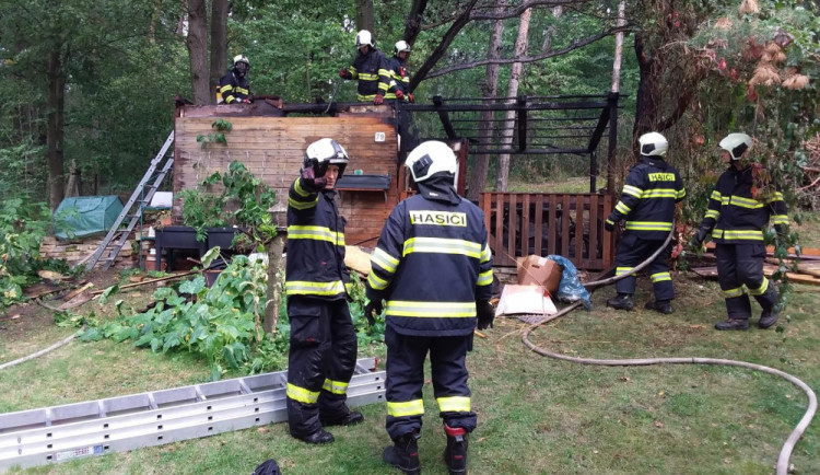 U Dehtáře shořela chatka, škoda je třicet tisíc