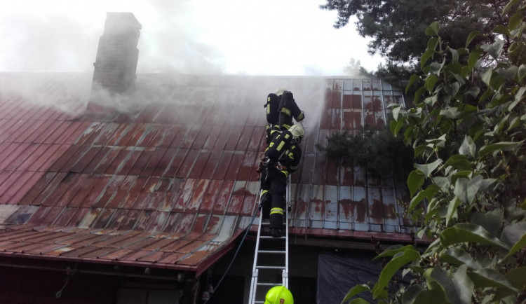 Hasiči bojovali s požárem domu, zásah jim komplikovaly sršně