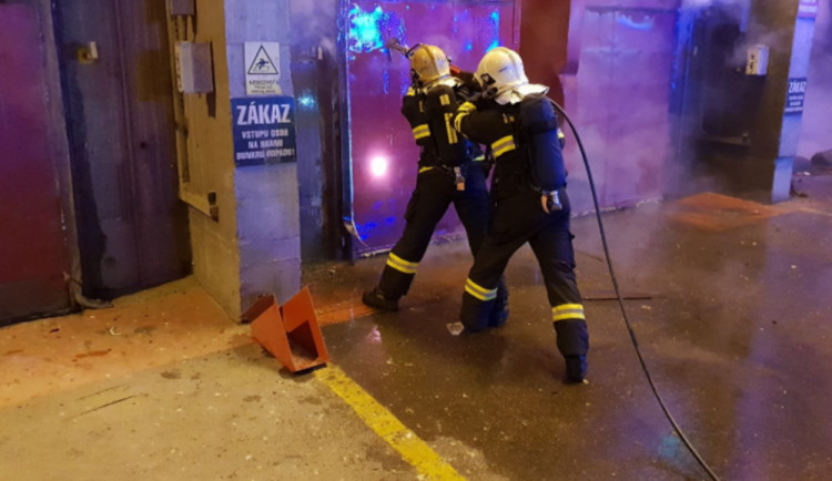 FOTO: Hasiči už několik hodin bojují s požárem odpadu v liberecké spalovně