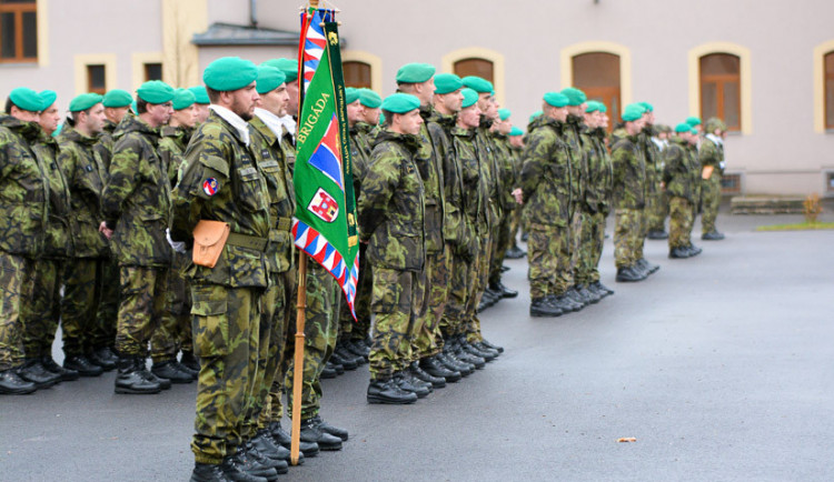 Liberečtí chemici slaví sto let. Nad Libercem proletí stíhačka