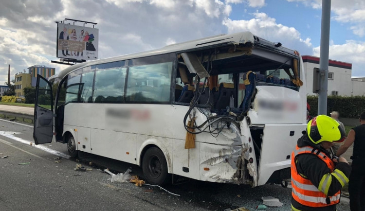 Při srážce autobusu s kamiónem zemřela jedna cestující