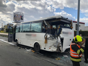 Při srážce autobusu s kamiónem zemřela jedna cestující