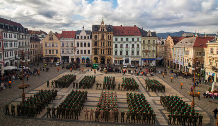 FOTO: Liberečtí chemici slaví sto let. Včera se představili na Benešáku, dnes je můžete vidět v kasárnách