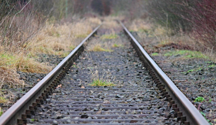 Na kolejích vyhasl další život. Ke střetu vlaku se starším mužem došlo v Sosnové