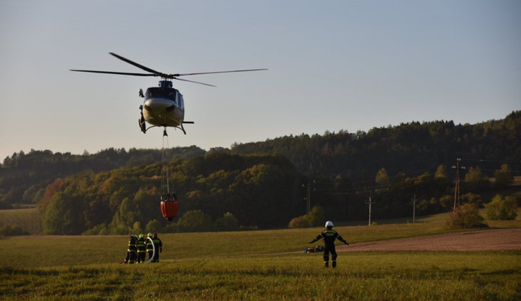 Jedenáct hasičských jednotek zasahovalo u požáru paseky, na místo byl přivolán i vrtulník