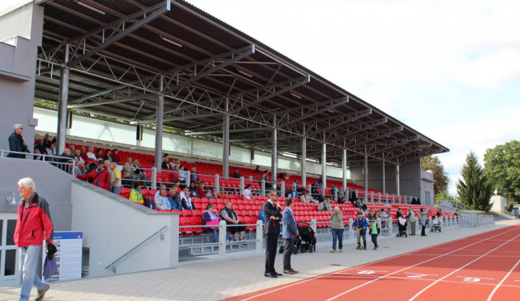 Sokolové mají tribunu, přes dvě stě lidí si adoptovalo sedačku