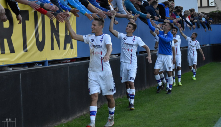 Hráči Líšně při děkovačce fanouškům