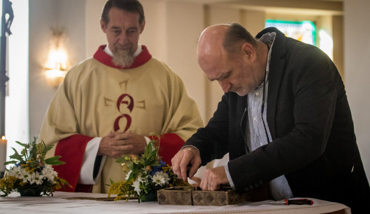 FOTO: Jablonecká farnost získala vzácnou relikvii řádové sestry z 18. století