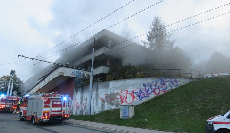 FOTO:  V Bystrci hořel bývalý obchodní dům Letná. Oheň zachvátil sklad pneumatik