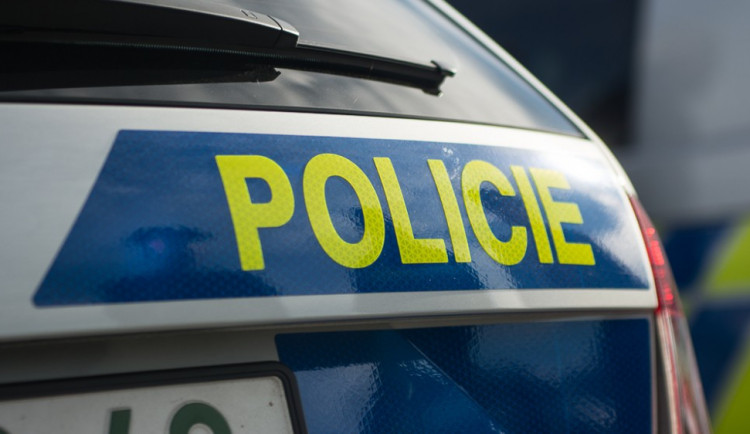 Muž chtěl skočit z mostu a skoncovat se životem. Naštěstí se ho policistům podařilo zastavit