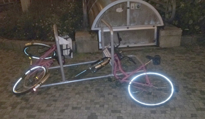 Mladíci se bavili kopáním do sdílených kol, jejich zábavu překazili až strážníci