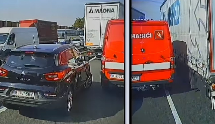 VIDEO: Nejtěžší nebyl zásah, ale cesta k němu. Řidiči včera na D1 nevytvořili hasičům záchrannou uličku
