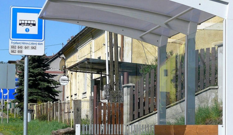 V kraji začala výměna značek na autobusových zastávkách. Bude trvat pět let