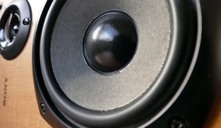 Bitka s reproduktorem se nevyplácí.