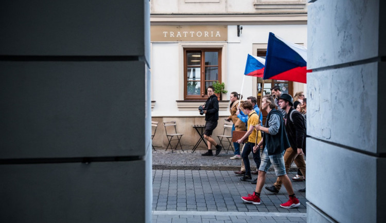 FOTO: Stovky lidí v Brně demonstrovaly proti Babišovi