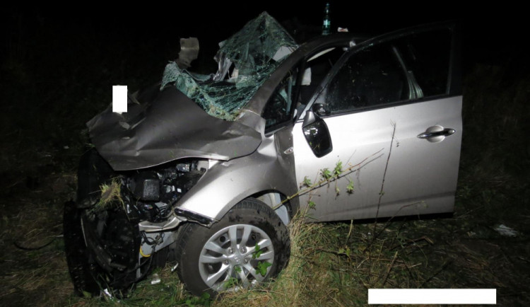 Řidič osobáku nedal přednost náklaďáku, dva lidé se těžce zranili