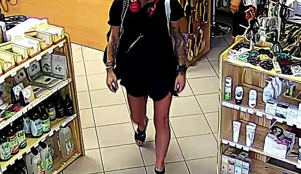 Žena ukradla kosmetiku za dva tisíce, pátrá po ní policie