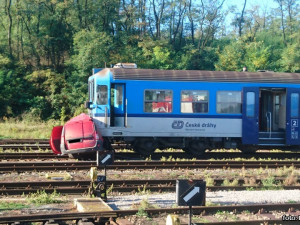 AKTUÁLNĚ: Vlak srazil auto na přejezdu bez závor, dva lidé na místě zemřeli