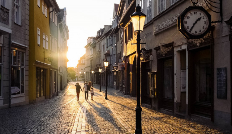 Chlapec se ztratil matce na koloběžce, pomohli až strážníci