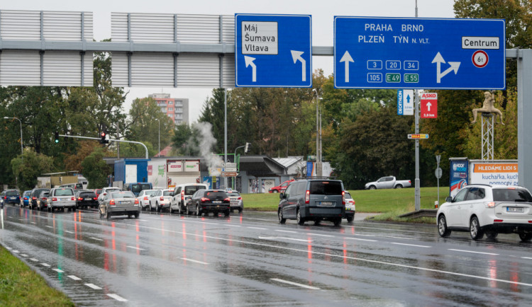 Rekonstrukce na Dlouhé louce prodloužila zelenou, důvodem je navýšení kapacity