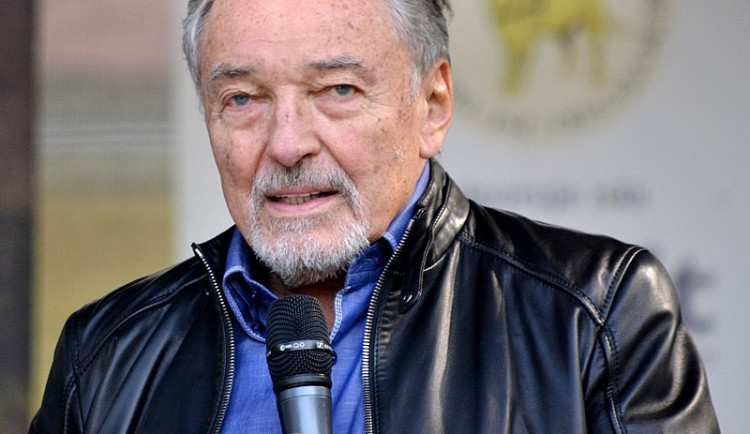 Lidé mohou na radnici zavzpomínat na Karla Gotta, připraveny budou kondolenční archy